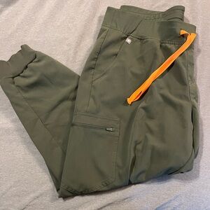 Moss color women’s figs, joggers bottoms and one pocket top